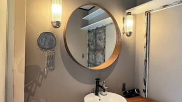 Hårføner og håndklær