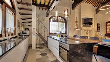 Frigorifero, forno, piano cottura, lavastoviglie