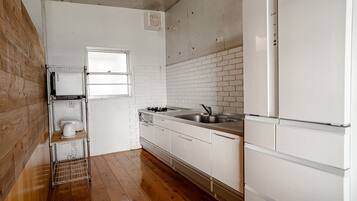 Refrigerador, microondas, parrilla de estufa y utensilios de cocina