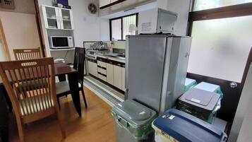 Kühlschrank, Mikrowelle, Herdplatte, Kochgeschirr/Geschirr/Besteck