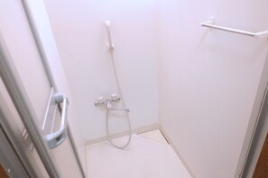 Secador de cabelo, toalhas de banho