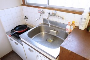 Geladeira, micro-ondas, cooktop, talheres/pratos/utensílios de cozinha