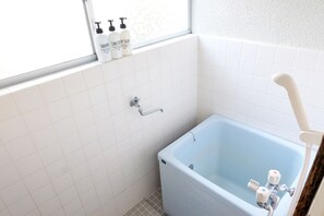 Secador de cabelo, toalhas de banho