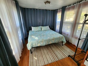 1 bedroom, iron/ironing board, WiFi, bed sheets - Hart House // One Bed, 1 Ba, St Mary's Mayo Clinic from the Front Porch (Rochester)