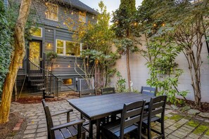Outdoor dining - Historic Garden Retreat (Portland)