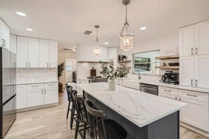 Batterie de cuisine, vaisselle et ustensiles, îlots de cuisine