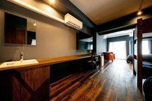 1 habitación, escritorio, tabla de planchar con plancha y wifi gratis 