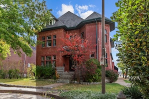 Exterior - The Marquis Manor | JZ Vacation Rentals (St. Louis)