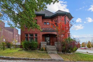 Exterior - The Marquis Manor | JZ Vacation Rentals (St. Louis)