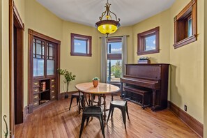 Dining - The Marquis Manor | JZ Vacation Rentals (St. Louis)