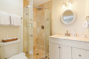 Een haardroger, handdoeken, zeep, shampoo