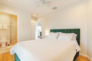 2 bedrooms, in-room safe, desk, iron/ironing board