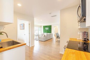 Een koelkast, een magnetron, een oven, een kookplaat