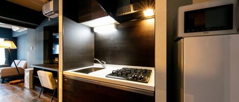 Kylskåp, mikrovågsugn, spishäll och grytor/köksredskap