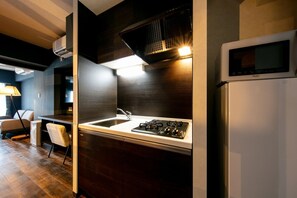Kühlschrank, Mikrowelle, Herdplatte, Kochgeschirr/Geschirr/Besteck
