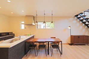 Fridge, microwave, stovetop, cookware/dishes/utensils - Villa The CubeVilla The Cube Fuji view Annovillas / Minamitsuru-gun Yamanashi (Minamitsuru-gun)