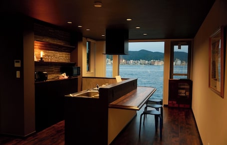 Interior. Shimonoseki Akama Jingu Soba overlooking the Kan - Dannoura House / Shimonoseki Yamaguchi