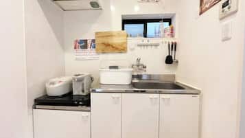 Refrigerador, microondas, parrilla de estufa y utensilios de cocina