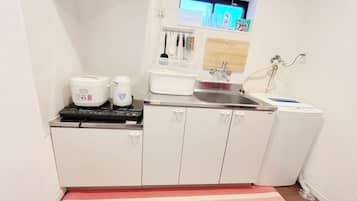 Refrigerador, microondas, parrilla de estufa y utensilios de cocina