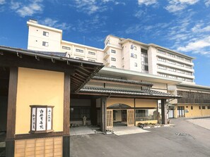 A traditional Japanese building with a modern extension. - Room is up to youOcean view for 3 people vs |  / Nanao Ishikawa (Nanao)