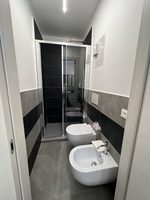 Haartrockner, Handtücher, Seife, Toilettenpapier