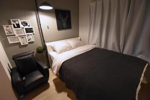 1 habitación, escritorio, tabla de planchar con plancha y wifi gratis 