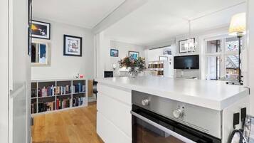 Kjøleskap, ovn, kokeplater og oppvaskmaskin