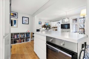 Jääkaappi, uuni, liesi, astianpesukone