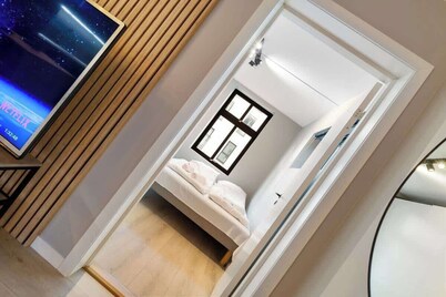 New Apt with heated flooring, fast WI-FI - smart-TV!