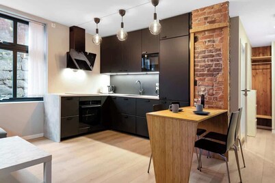 New Apt with heated flooring, fast WI-FI - smart-TV!