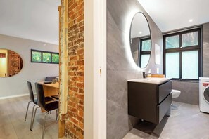 Shower, hair dryer - New Apt with heated flooring, fast WI-FI - smart-TV! (Bergen)