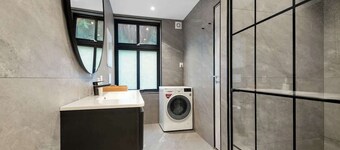 New Apt with heated flooring, fast WI-FI - smart-TV!
