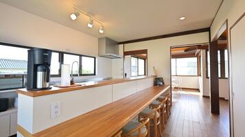 Kühlschrank, Mikrowelle, Herdplatte, Kochgeschirr/Geschirr/Besteck