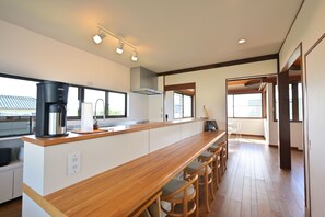 Réfrigérateur, micro-ondes, plaque de cuisson