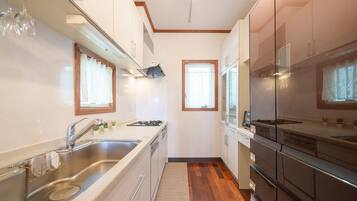 Fridge, microwave, stovetop, cookware/dishes/utensils