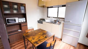 Køleskab, mikrobølgeovn, kogeplade, køkkentøj/tallerkener/redskaber