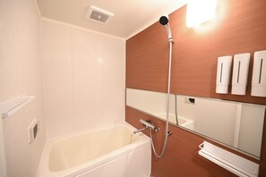 Haartrockner, Handtücher, Seife, Shampoo