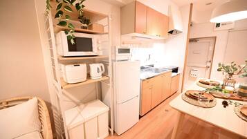 Fridge, microwave, stovetop, cookware/dishes/utensils