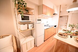 Fridge, microwave, stovetop, cookware/dishes/utensils