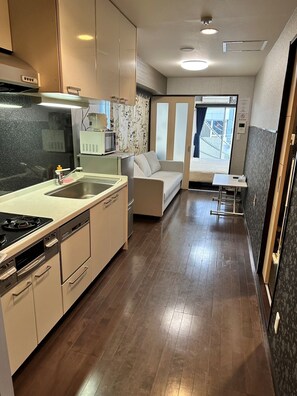 Frigorífico, microondas, placa de cocina y utensilios de cocina