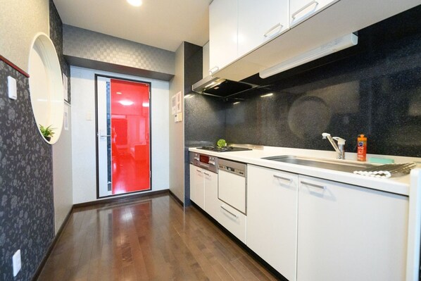 Kylskåp, mikrovågsugn, spishäll och grytor/köksredskap