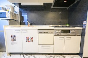 Réfrigérateur, micro-ondes, plaque de cuisson
