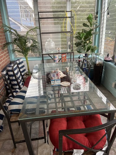 Spacious waterfront lake house w great views,
Ideal for a large family getaway.
