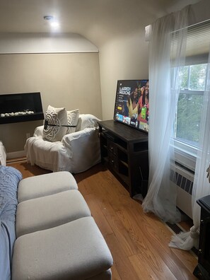 5 bedrooms, iron/ironing board, WiFi, bed sheets