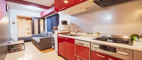 冷蔵庫、電子レンジ、コンロ、調理器具と食器