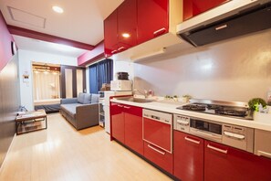 Fridge, microwave, stovetop, cookware/dishes/utensils - 901 Best access  cost performance 10 minutes wal - Room 901 / Osaka Ōsaka (Osaka)