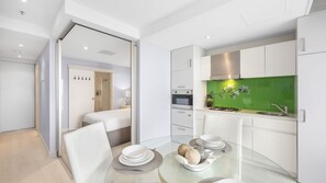 Dining - Belle Escapes - Bay View Lookout (Glenelg)