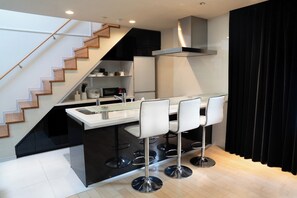 Køleskab, mikrobølgeovn, kogeplade, køkkentøj/tallerkener/redskaber