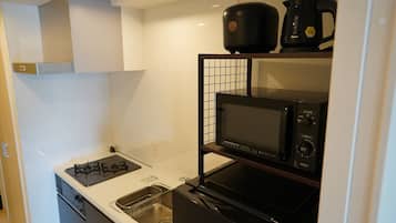 Lemari es, microwave, kompor, dan peralatan masak/sendok-piring