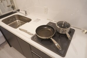 ثلاجة، ميكروويف، موقد طهي مسطح، مستلزمات طهي/أطباق/أوعية